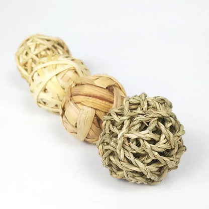 Give your small pet hours of fun and healthy chewing with our 7CM Chewing Braided Ball, made from 100% natural grass