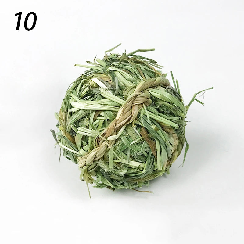 Give your small pet hours of fun and healthy chewing with our 7CM Chewing Braided Ball, made from 100% natural grass