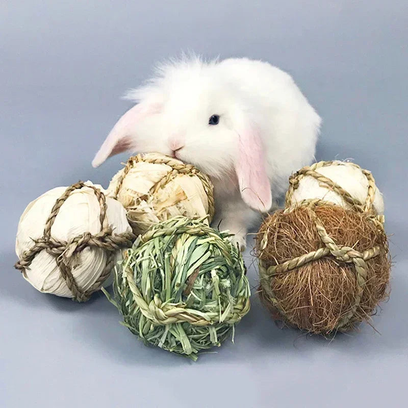 Give your small pet hours of fun and healthy chewing with our 7CM Chewing Braided Ball, made from 100% natural grass