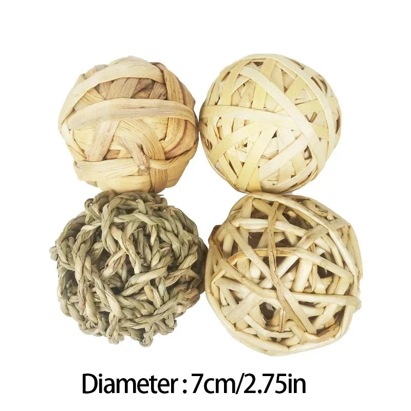 Give your small pet hours of fun and healthy chewing with our 7CM Chewing Braided Ball, made from 100% natural grass