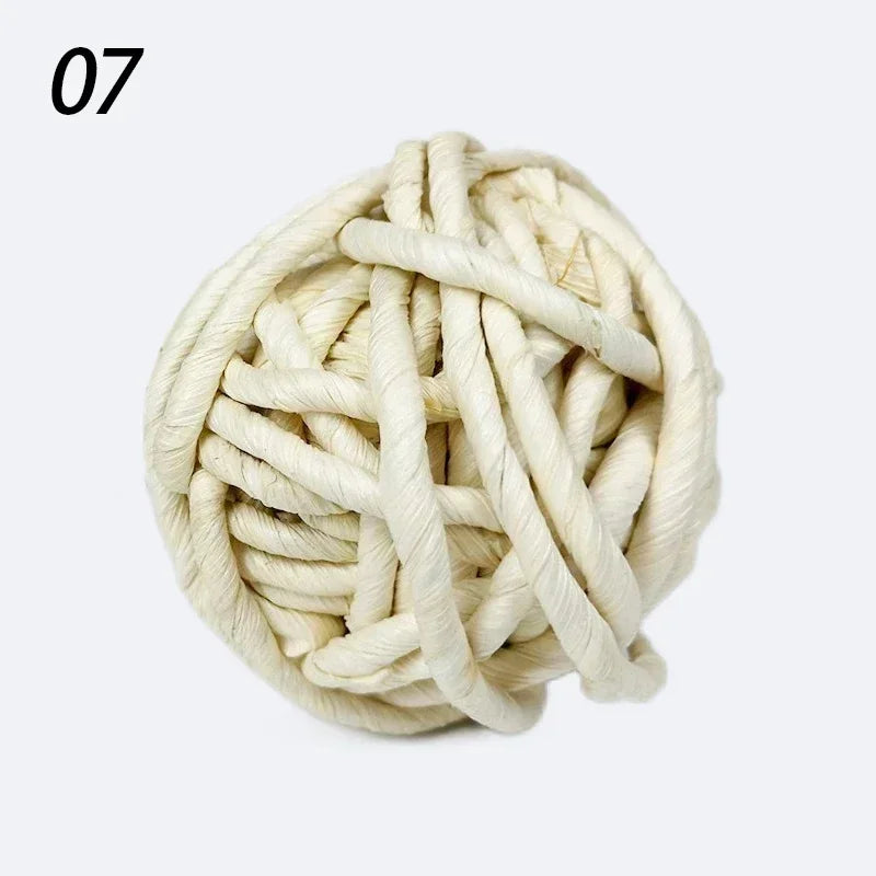 Give your small pet hours of fun and healthy chewing with our 7CM Chewing Braided Ball, made from 100% natural grass