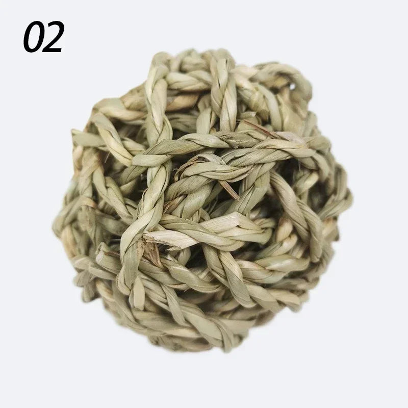 Give your small pet hours of fun and healthy chewing with our 7CM Chewing Braided Ball, made from 100% natural grass