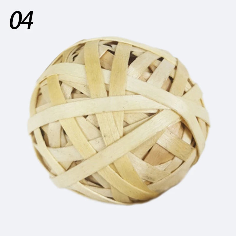 Give your small pet hours of fun and healthy chewing with our 7CM Chewing Braided Ball, made from 100% natural grass