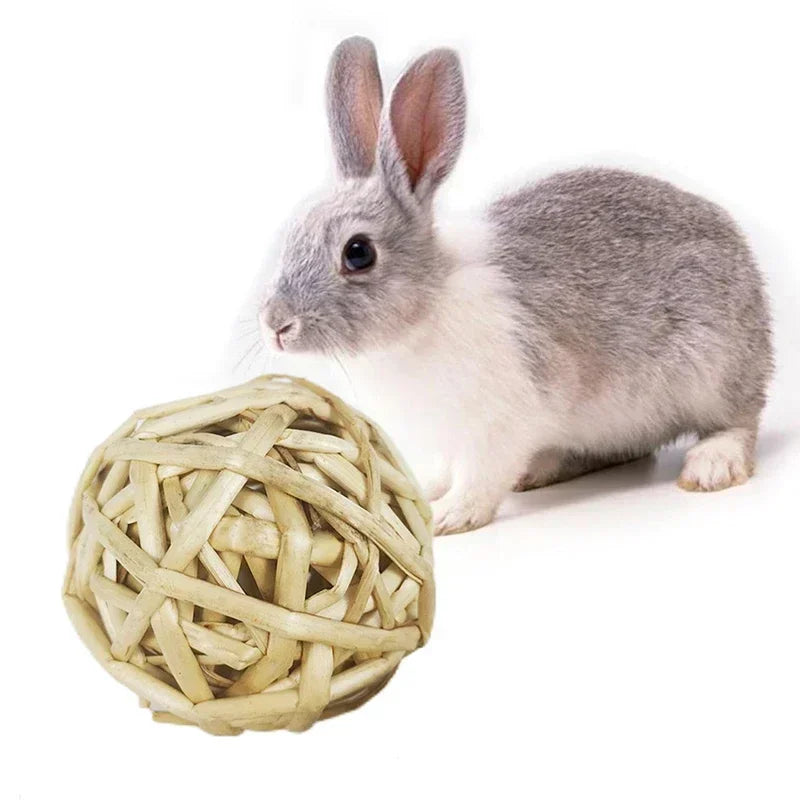 Give your small pet hours of fun and healthy chewing with our 7CM Chewing Braided Ball, made from 100% natural grass