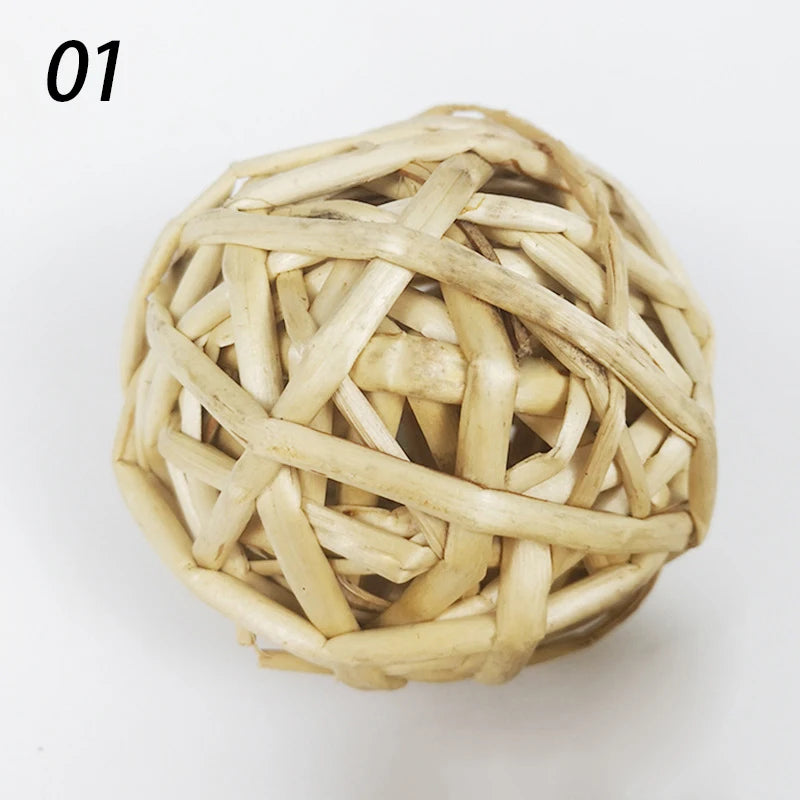 Give your small pet hours of fun and healthy chewing with our 7CM Chewing Braided Ball, made from 100% natural grass